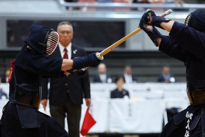 【国士舘大－筑波大】先鋒戦で国士舘大の久保（右）を攻める筑波大の小柳＝Asueアリーナ大阪で2025年11月16日、三村政司撮影