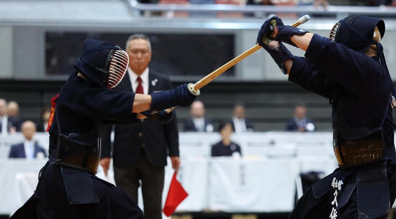 【国士舘大－筑波大】先鋒戦で国士舘大の久保（右）を攻める筑波大の小柳＝Asueアリーナ大阪で2025年11月16日、三村政司撮影