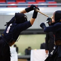 【国士舘大－筑波大】次鋒戦で筑波大の森（右）を攻める国士舘大の藤堂＝Asueアリーナ大阪で2025年11月16日、三村政司撮影