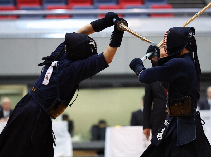 【国士舘大－筑波大】次鋒戦で筑波大の森（右）を攻める国士舘大の藤堂＝Asueアリーナ大阪で2025年11月16日、三村政司撮影