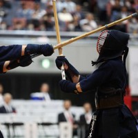 【国士舘大－筑波大】五将戦で筑波大の荒木（右）を攻める国士舘大の留場＝Asueアリーナ大阪で2025年11月16日、三村政司撮影
