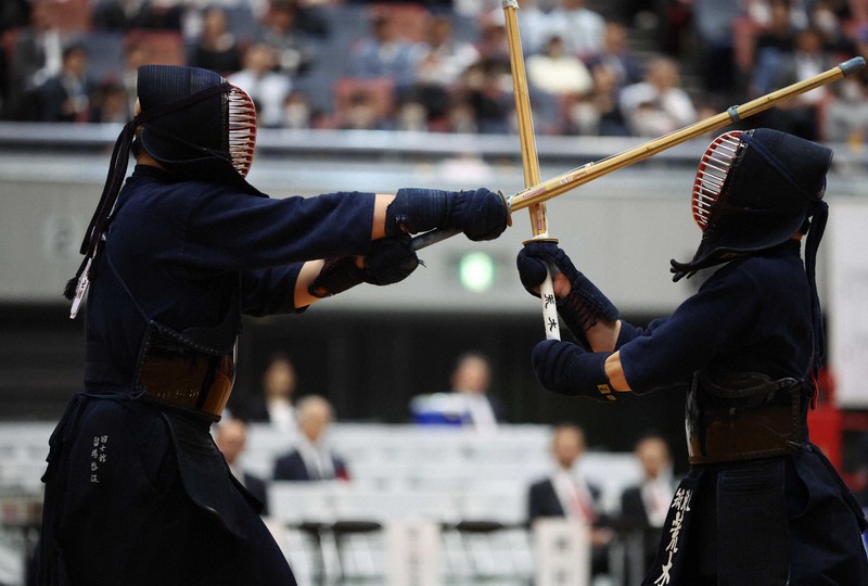 【国士舘大－筑波大】五将戦で筑波大の荒木（右）を攻める国士舘大の留場＝Asueアリーナ大阪で2025年11月16日、三村政司撮影