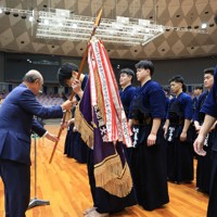 【国士舘大－筑波大】優勝旗を受け取る国士舘大の選手＝Asueアリーナ大阪で2025年11月16日、三村政司撮影
