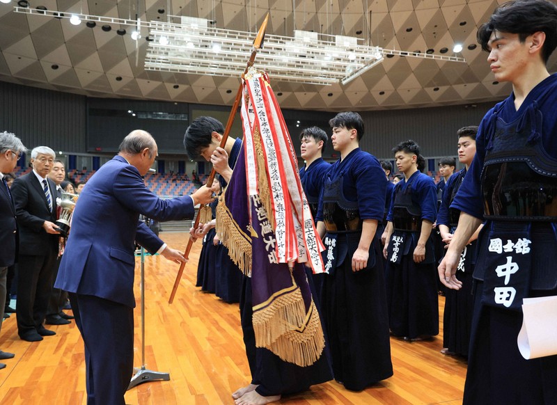 【国士舘大－筑波大】優勝旗を受け取る国士舘大の選手＝Asueアリーナ大阪で2025年11月16日、三村政司撮影