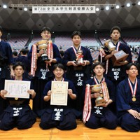 【国士舘大－筑波大】優勝した国士舘大の選手たち＝Asueアリーナ大阪で2025年11月16日、三村政司撮影