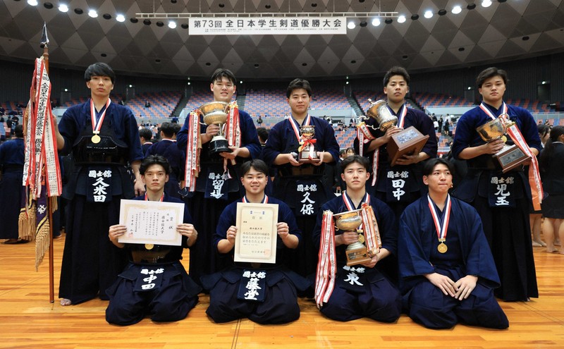 【国士舘大－筑波大】優勝した国士舘大の選手たち＝Asueアリーナ大阪で2025年11月16日、三村政司撮影