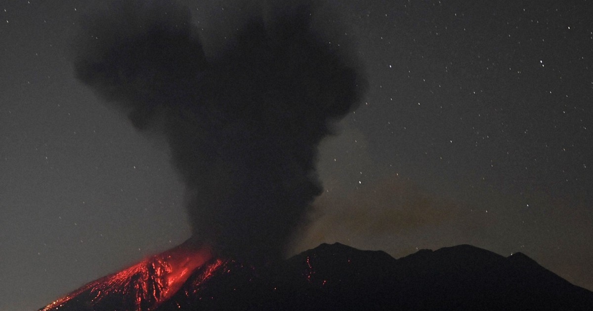 Sakurajima volcano erupts in southwest Japan, creating 4,400 m-high plume