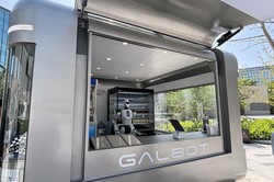 ロボット企業「銀河通用機器人（ギャルボット）」のロボット店舗「銀河太空艙（銀河の宇宙船）」＝北京で2025年8月、筆者撮影 