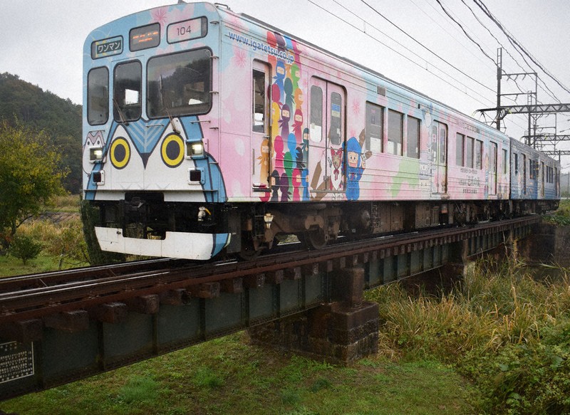 機銃掃射」風化させない 三重・伊賀鉄丸山駅に「平和のサイン」 | 毎日新聞