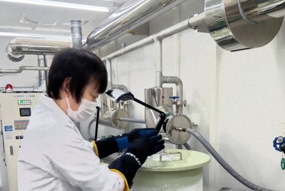 患者らの血液や脳髄液などの試料の冷凍保存方法について説明する臨床検査技師の三島有美さん。容器は計6台ある＝愛知県大府市の国立長寿医療研究センターで、田中泰義撮影