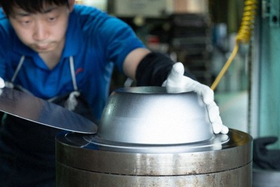 新潟県燕市の鉄鍋専門メーカー「サミット工業」の工場＝同社提供