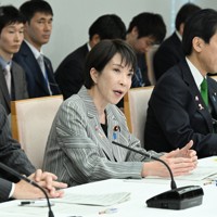 日本成長戦略本部の初会合で発言する高市早苗首相（中央）。核融合など17分野を重点投資対象に位置づけた＝首相官邸で2025年11月4日午前10時23分、平田明浩撮影