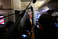 大統領専用機内で記者団の取材に応じるトランプ米大統領＝2025年11月14日、ロイター