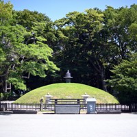 身元不明や引き取り手が見つからない遺骨を安置する原爆供養塔＝広島市中区の平和記念公園で2025年7月16日午前10時17分、佐藤賢二郎撮影