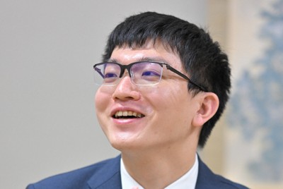 第75期王将戦挑戦者決定リーグで藤井聡太王将への挑戦を決め、インタビュー取材に答える永瀬拓矢九段＝東京都渋谷区の将棋会館で2025年11月17日午後6時40分、岩下幸一郎撮影