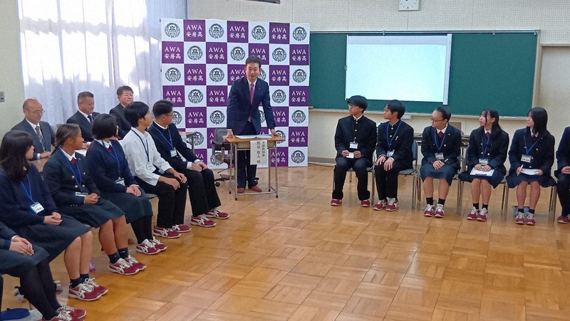 学校が古くて悪臭が… 高校生が感じる千葉の南北格差 知事と語る | 毎日新聞