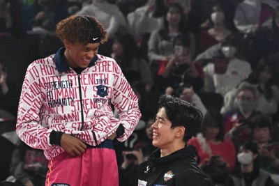 【東京GB－WD名古屋】試合前に会話を交わす東京GBの村山豪（左）とWD名古屋の宮浦健人＝トヨタアリーナ東京で2025年11月13日、平川義之撮影