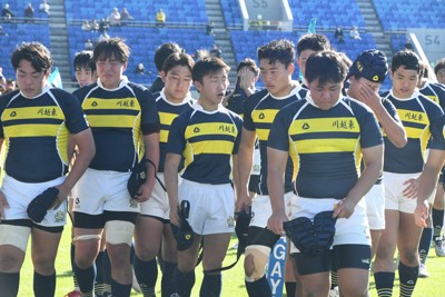 埼玉県第2地区予選決勝で慶応志木に敗れ、涙を流す川越東の選手たち＝埼玉県熊谷市の熊谷ラグビー場で2025年11月15日午後1時16分、川村咲平撮影