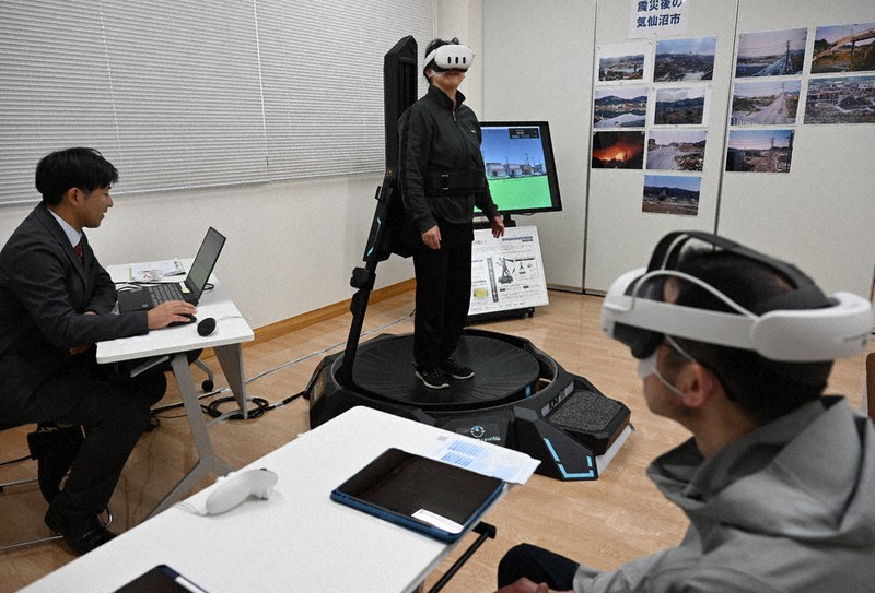 襲いかかる「現実」、あなたならどう逃げる VR体験で学ぶ震災 | 毎日新聞