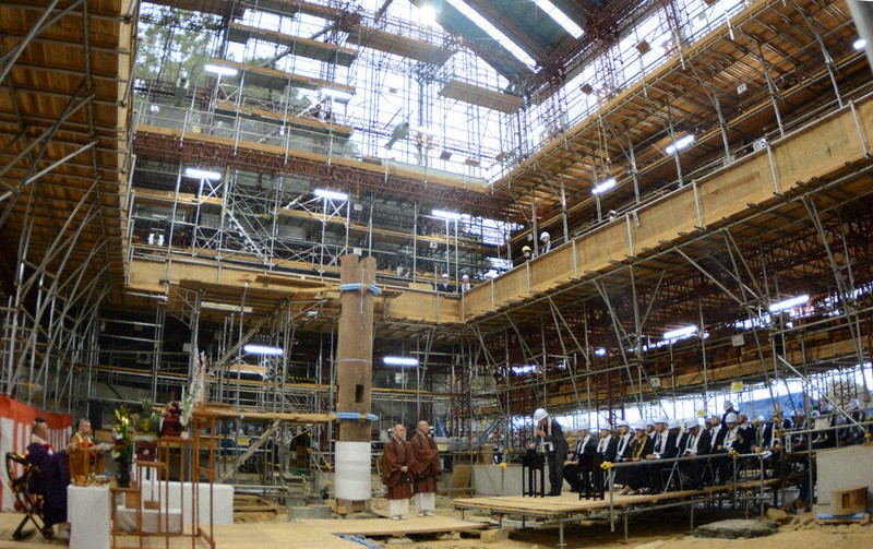 仁王門に第1号の柱 吉野・金峯山寺保存修理 「やっと3合目付近