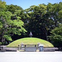 身元不明や引き取り手が見つからない遺骨を安置する原爆供養塔＝広島市中区の平和記念公園で2025年7月16日、佐藤賢二郎