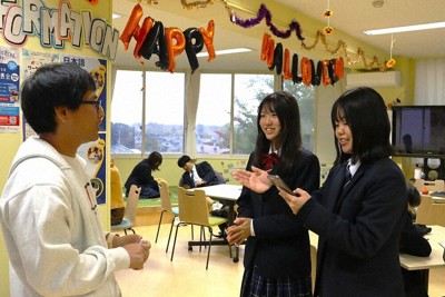 放課後にニセコ高のワールドビレッジに集まり、ALT(左)と英語で会話する生徒たち＝いずれも北海道ニセコ町で10月16日