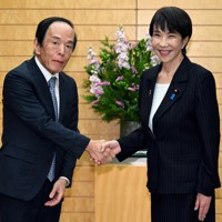 日銀の植田和男総裁（左）との会談で握手する高市早苗首相＝首相官邸で2025年11月18日午後3時半、平田明浩撮影