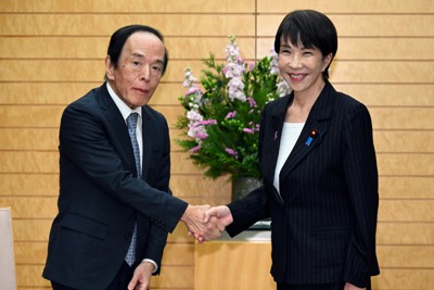日銀の植田和男総裁（左）との会談で握手する高市早苗首相＝首相官邸で2025年11月18日午後3時半、平田明浩撮影