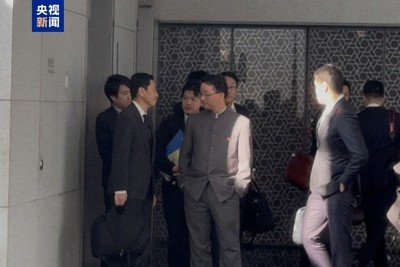 人民服風の中国局長「両手をポケット」で対峙　宣伝戦で示す「怒り」