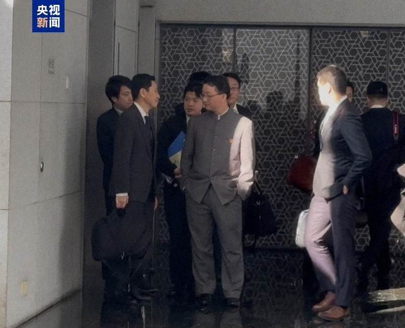 局長級協議の後、両手をポケットに入れたままの中国外務省の劉勁松アジア局長（中央）と、日本外務省の金井正彰アジア大洋州局長の場面。中国国営中央テレビが報じた＝北京市で18日、中国中央テレビ（電子版）のスクリーンショット