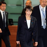 首相官邸に入る高市早苗首相＝2025年11月18日午前7時46分、滝川大貴撮影