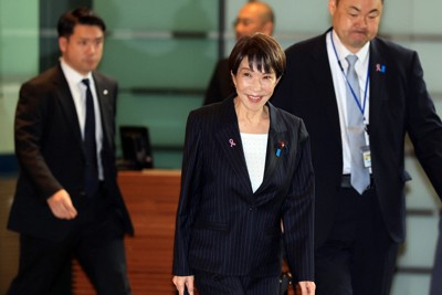 首相官邸に入る高市早苗首相＝2025年11月18日午前7時46分、滝川大貴撮影