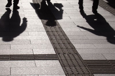 「若者は貧しくなった」は本当？　可処分所得の長期推計が示す答えは