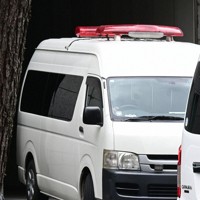 奈良地裁に入る山上徹也被告を乗せた車両＝奈良市で2025年11月18日午後0時半、喜多瑞輝撮影