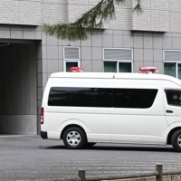 奈良地裁に入る山上徹也被告を乗せた車両＝奈良市で2025年11月18日午後0時半、喜多瑞輝撮影