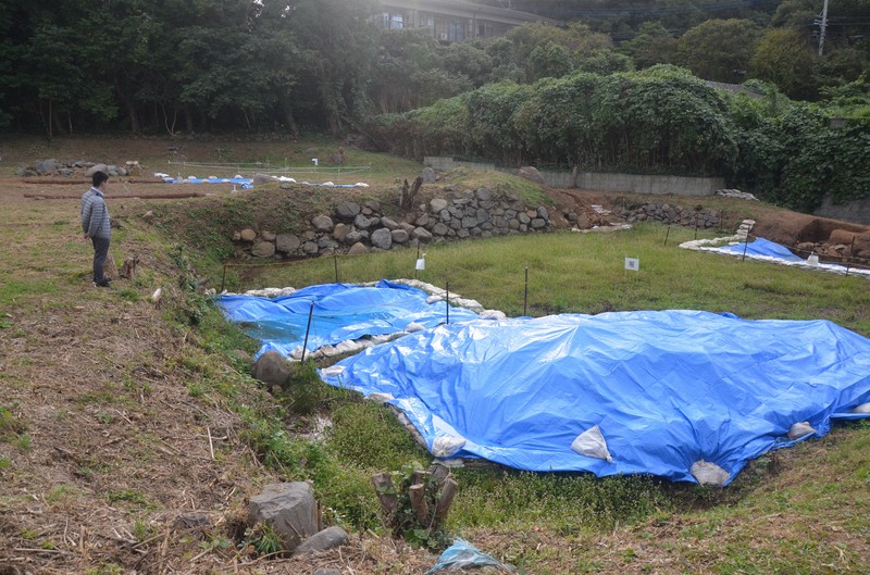 石垣に囲まれた「枡形土橋」の遺構（奥）。手前のくぼ地は堀の可能性が高いという＝唐津市鎮西町で2025年11月4日午後3時45分、石川貴教撮影