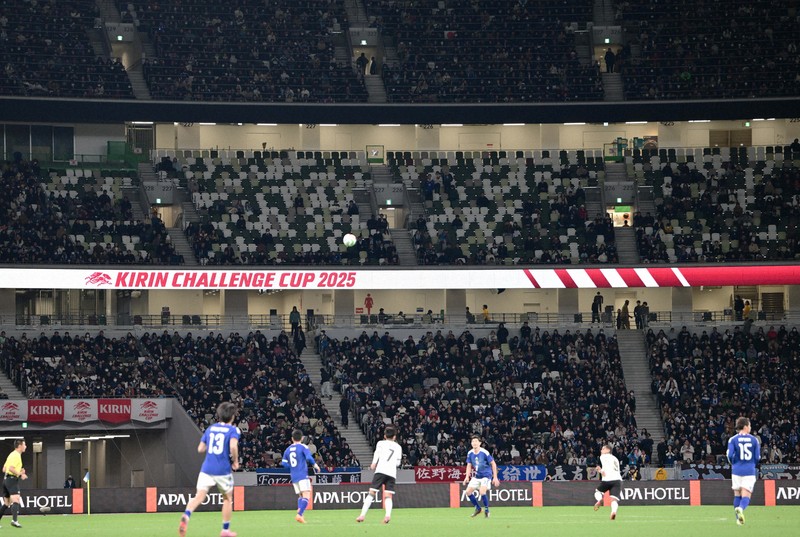 空席目立った国立競技場 「もう一回検証を」 サッカー国際親善試合