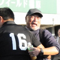 涙を流し選手を抱き寄せる御所実の竹田寛行監督（手前右）＝奈良県橿原市の県立橿原公苑陸上競技場で2025年11月16日午後3時41分、村上正撮影
