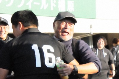 涙を流し選手を抱き寄せる御所実の竹田寛行監督（手前右）＝奈良県橿原市の県立橿原公苑陸上競技場で2025年11月16日午後3時41分、村上正撮影