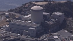 関西電力の美浜原発3号機。関電は後継機の建設を検討している＝福井県美浜町で2025年3月14日、本社ヘリから