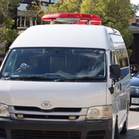 奈良地裁に入る山上徹也被告を乗せた車両＝奈良市で2025年11月19日（代表撮影）