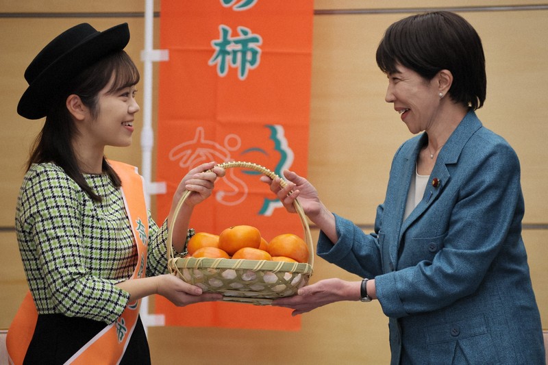 高市首相、地元・奈良特産の柿に「力湧く」と一句 PRレディ表敬で