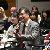 大阪大外国語学部スウェーデン語専攻の学生らとの交流会に参加した坂口志文特任教授＝大阪府箕面市で2025年11月19日午前10時54分、中村園子撮影