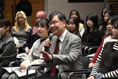 大阪大外国語学部スウェーデン語専攻の学生らとの交流会に参加した坂口志文特任教授＝大阪府箕面市で2025年11月19日午前10時54分、中村園子撮影