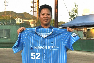 自らデザインしたユニホームを手にする日本製鉄山口の大越遼介さん＝山口県光市の日本製鉄光球場で2025年10月10日午後5時29分、石川裕士撮影