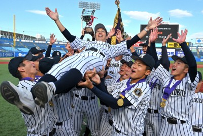 【九州国際大付－神戸国際大付】優勝し胴上げされる九州国際大付の楠城祐介監督＝神宮球場で2025年11月19日、西夏生撮影