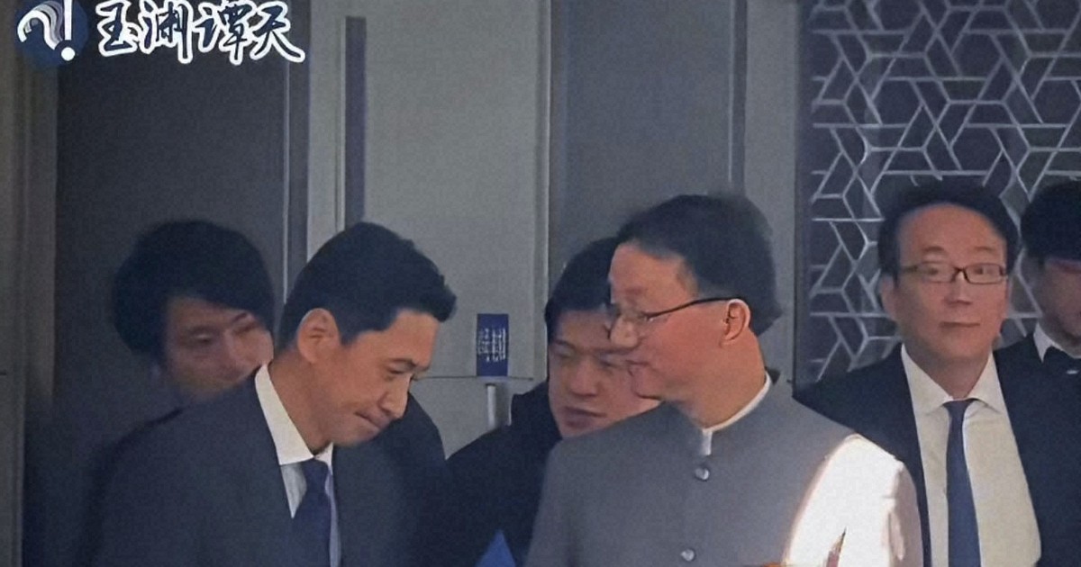 Images of Japan official appearing to bow before China counterpart go viral