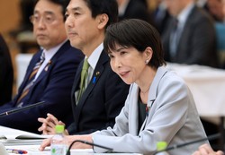 日本成長戦略会議であいさつする高市早苗首相（右）＝首相官邸で2025年11月10日、滝川大貴撮影