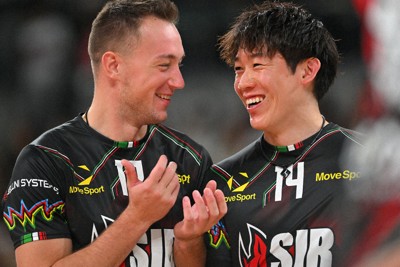【ペルージャ－サントリー】試合前に笑顔を見せるペルージャの石川祐希選手（右）＝有明アリーナで2025年10月8日、西夏生撮影