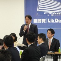 自民党税制調査会の総会であいさつする小野寺五典税調会長＝東京都千代田区の自民党本部で2025年11月20日午後4時1分、妹尾直道撮影
